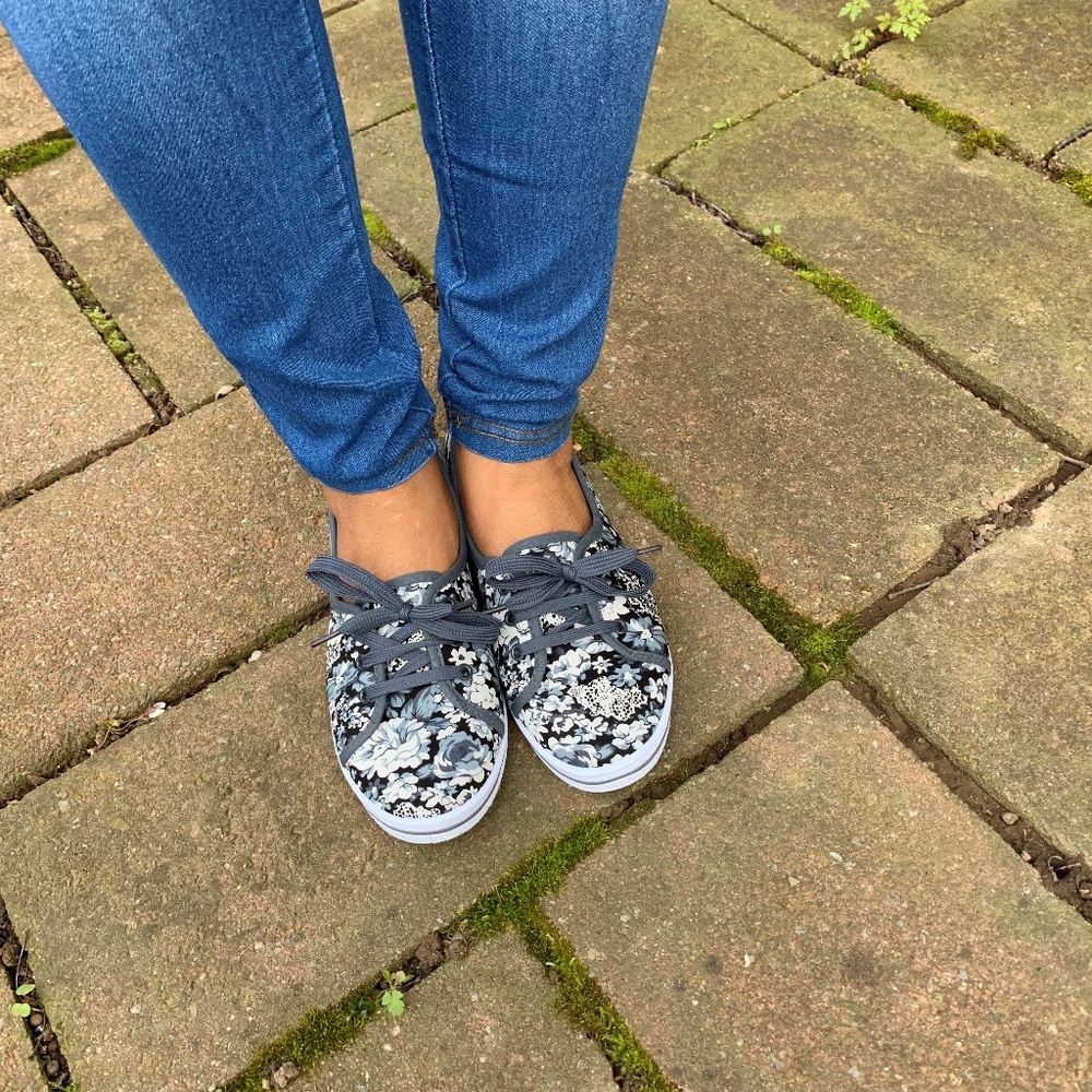 Casual Gray Flower Sneaker SZ 5-10